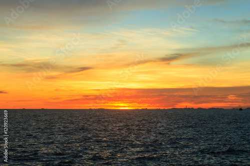 Sunset at sea © Teerapun Fuangtong