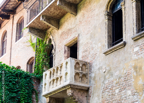 Fototapeta Naklejka Na Ścianę i Meble -  Romeo and Juliet balcony in Verona, Italy