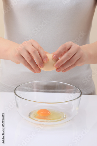 卵を割る女性