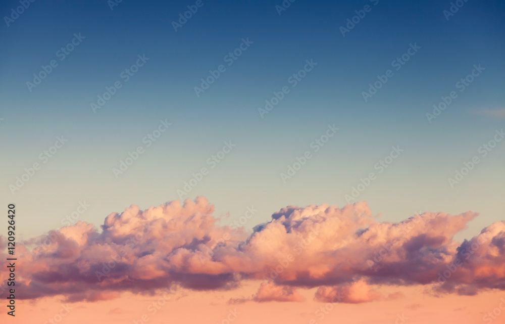 Obraz premium Warstwa chmur w jasnym wieczornym niebie