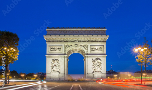 The Triumphal Arch at night, Paris. © kovalenkovpetr