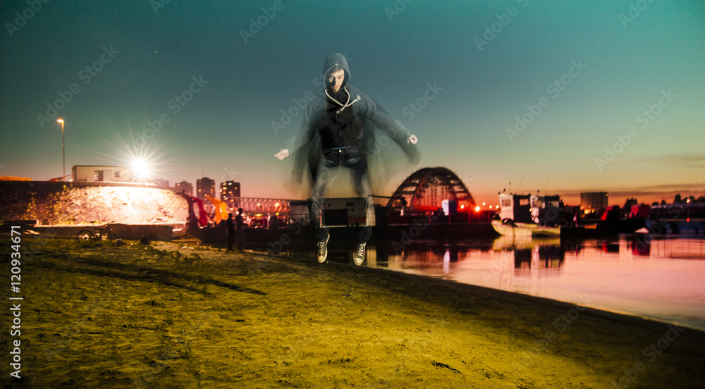 Obraz premium People in motion on riverside at night