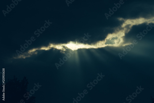 Sun shines through clouds © Volodymyr