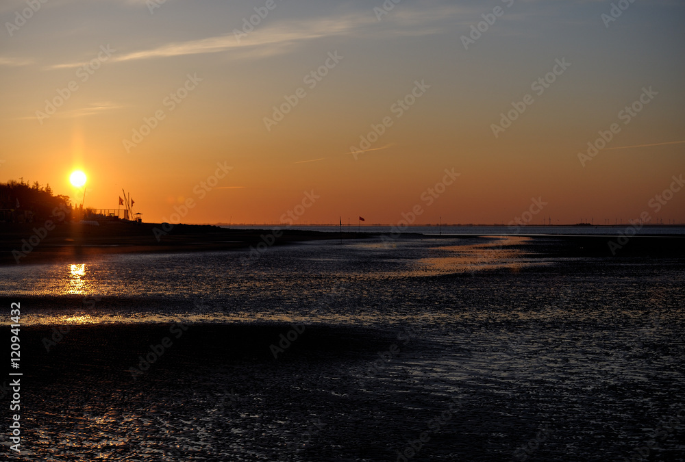 Fototapeta premium Wattlandschaft an der Nordsee bei Sonnenaufgang