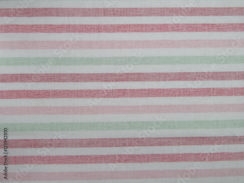 текстура белой ткани с разноцветными полосками    