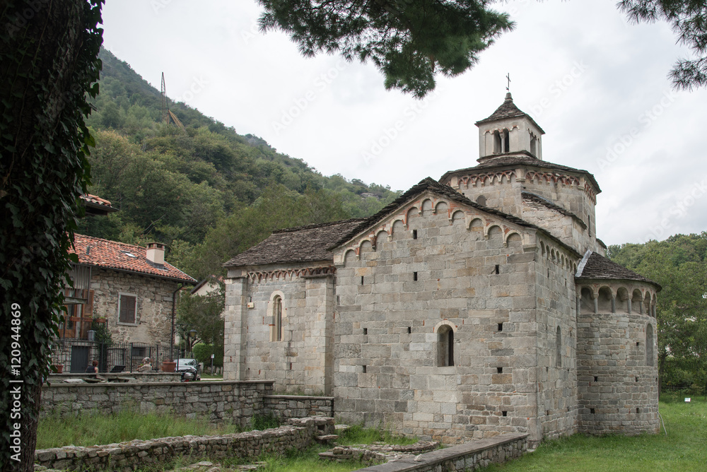 Romanische Kirche im gleichnamigem Ort San Giovanni 11.-12. Jahrhundert. Gebaut aus weißem Granit vom Berg Montorfano in unmittelbarer Nähe