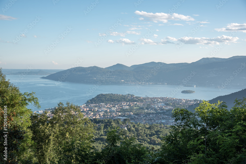 Blick über Verbania zum Lago Maggiore in Richtung Süd-West-rechts im Bild die Inseln Madre, Pescatori und Bella
