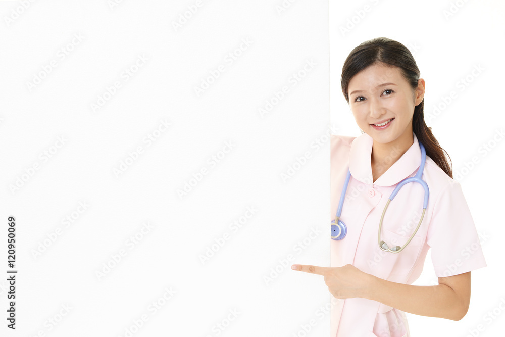 ホワイトボードを持つ笑顔の看護師 ホワイトボードを持つ笑顔の看護師