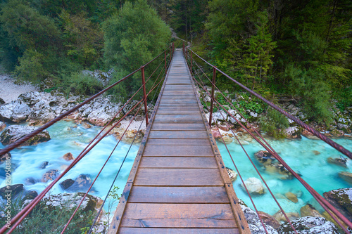 Obraz drewniany most wiszący na linach nad rzeką