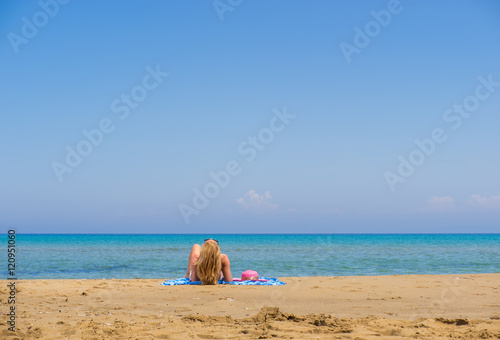 Young woman relax on the beach © Netfalls
