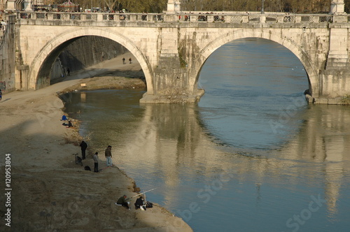 Wallpaper Mural Brücke am Tiber. Mit Anglern. Torontodigital.ca