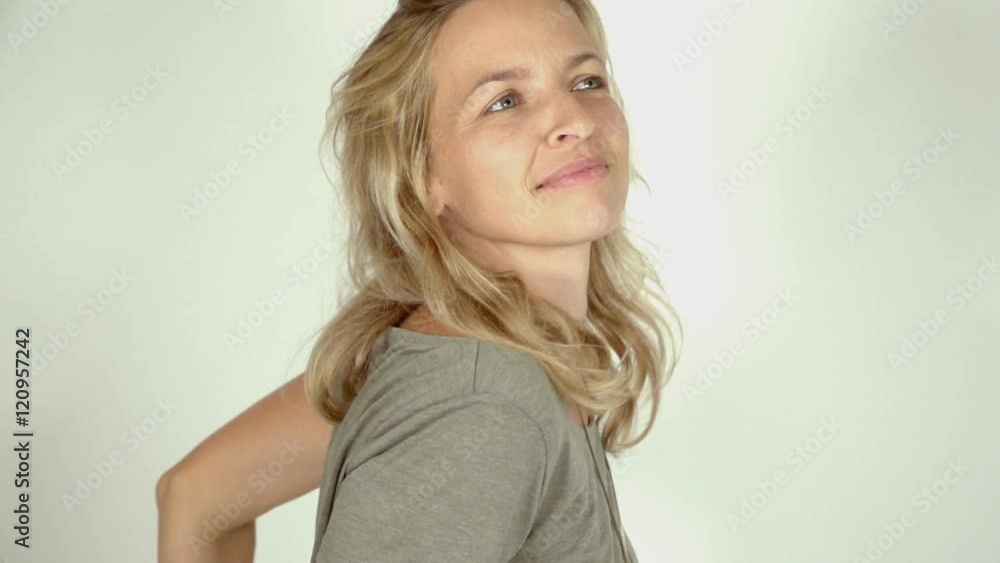 junge, hübsche Frau tanzt im Studio vor weißer Wand junge, hübsche Frau tanzt im Studio vor weißer Wand