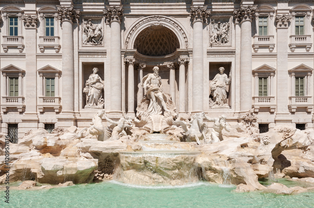 Vista frontale della Fontana di Trevi - Roma - Italia