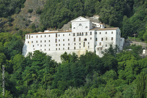 Wallpaper Mural Lago di Monticchio, Abbazia di San Michele, Basilicata Torontodigital.ca