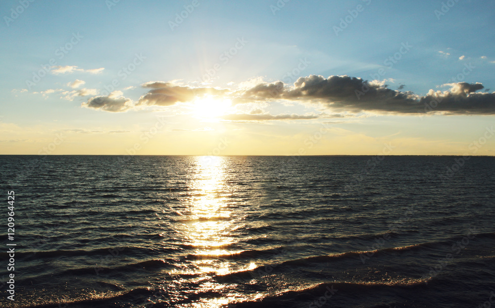 Obraz premium Natural sunset on the Sea 