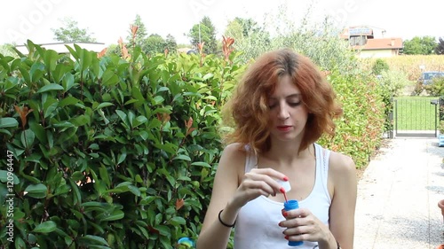 ragazza che fa le bolle di sapone