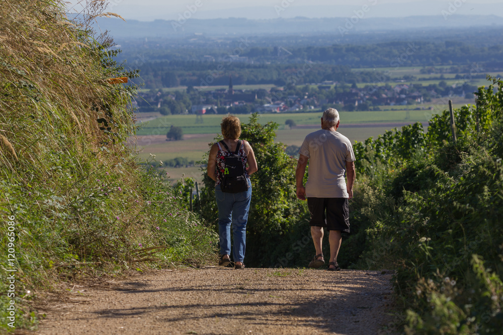 Seniorenpaar beim Spaziergang am Kaiserstuhl