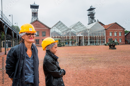 Cuadro en lienzo Femme et fillette devant les bâtiments de la mine de charbon