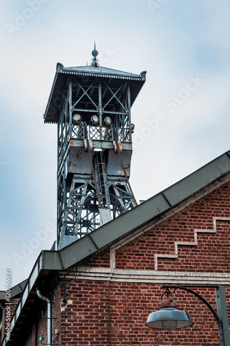 Картината върху платно Bâtiments et Chevalement de la mine de charbon