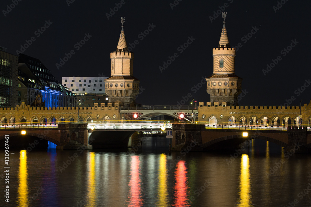 Berlin Oberbaumbrücke bei Nacht mit Wasserspiegelung