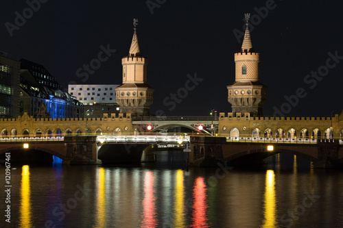 Berlin Oberbaumbrücke bei Nacht mit Wasserspiegelung