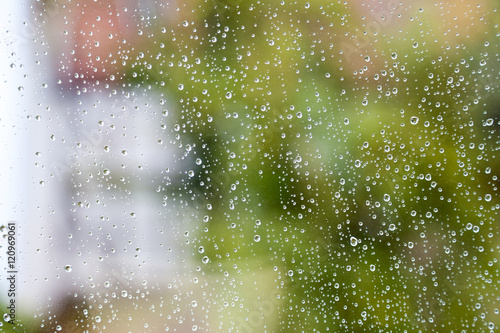 Regentropfen auf einer Fensterscheibe