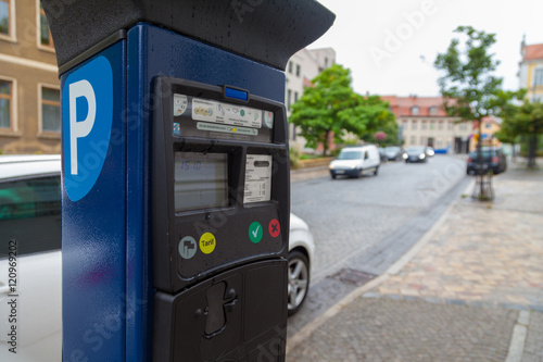Parkscheinautomat an einer Straße