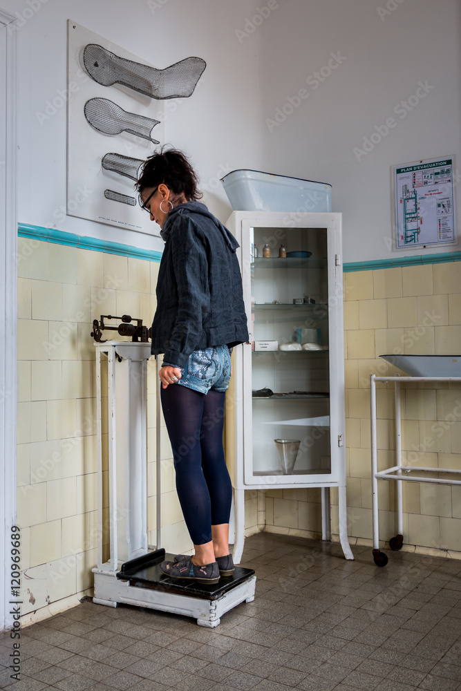 Femme dans l'infirmerie de la mine de charbon Femme dans l'infirmerie de la mine de charbon