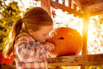 halloween kind schnitzt