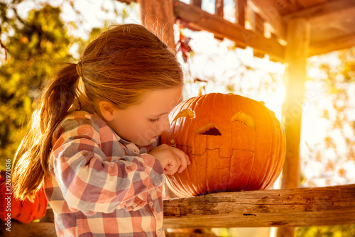 halloween kind schnitzt