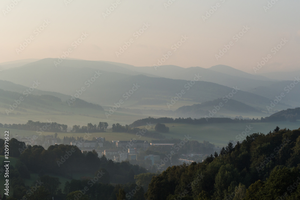 Naklejka premium Fog step between mountain in landscape