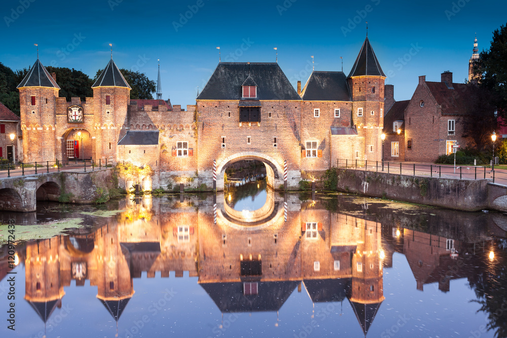 Koppelpoort medieval Dutch fortress city Amersfoort at night, Netherlands - obrazy, fototapety, plakaty 