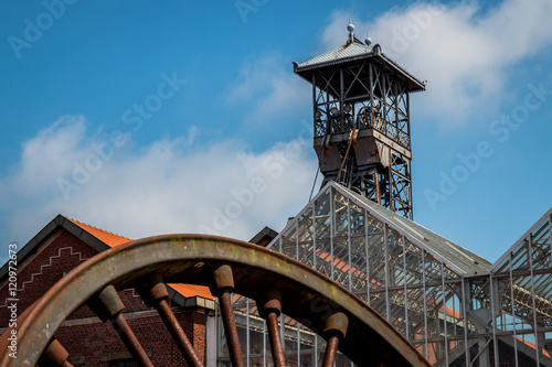 Cuadro en lienzo Bâtiments et Chevalement de la mine de charbon