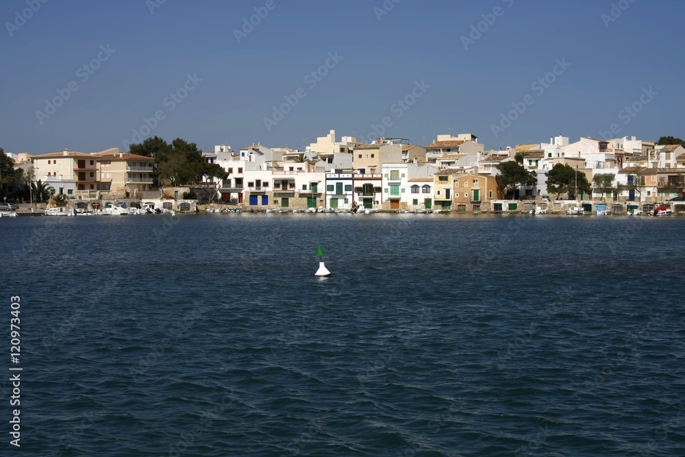 spanische Mittelmeerküste mit Strand und Booten