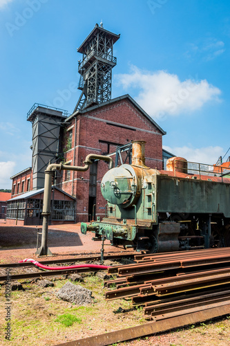 Картината върху платно Bâtiments et train du centre historique minier de Leward