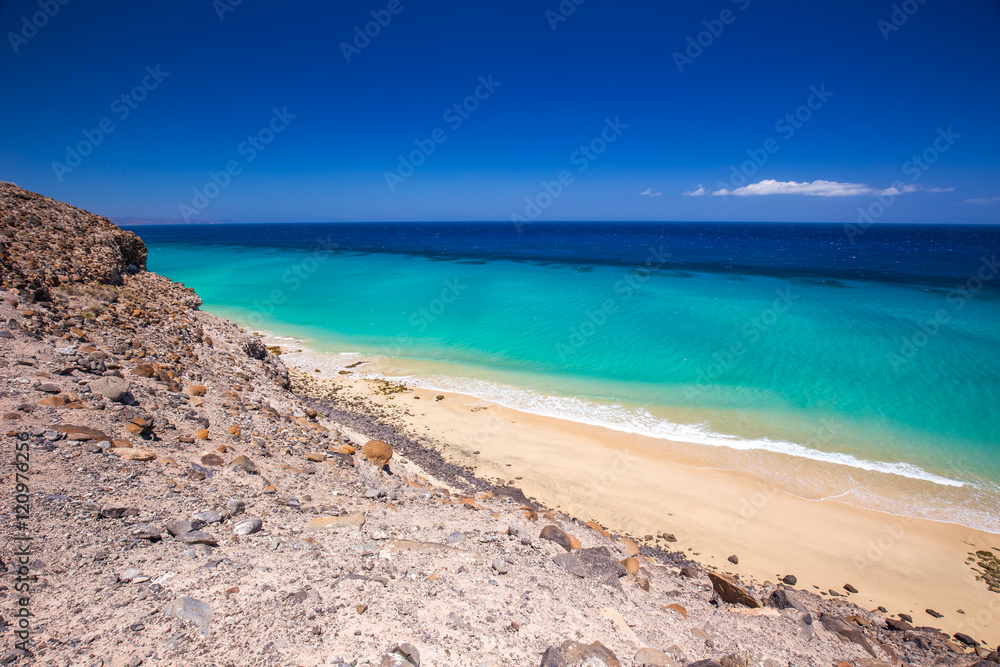 Naklejka premium Esquinzo sandy beach with vulcanic mountains, Jandia, Fuerteventura, Canary Islands, Spain