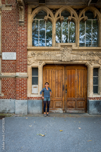 Femme devant Les facultés catholiques de Lille