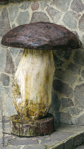 Scultura di legno raffigurante un fungo porcino a grandezza umana photo