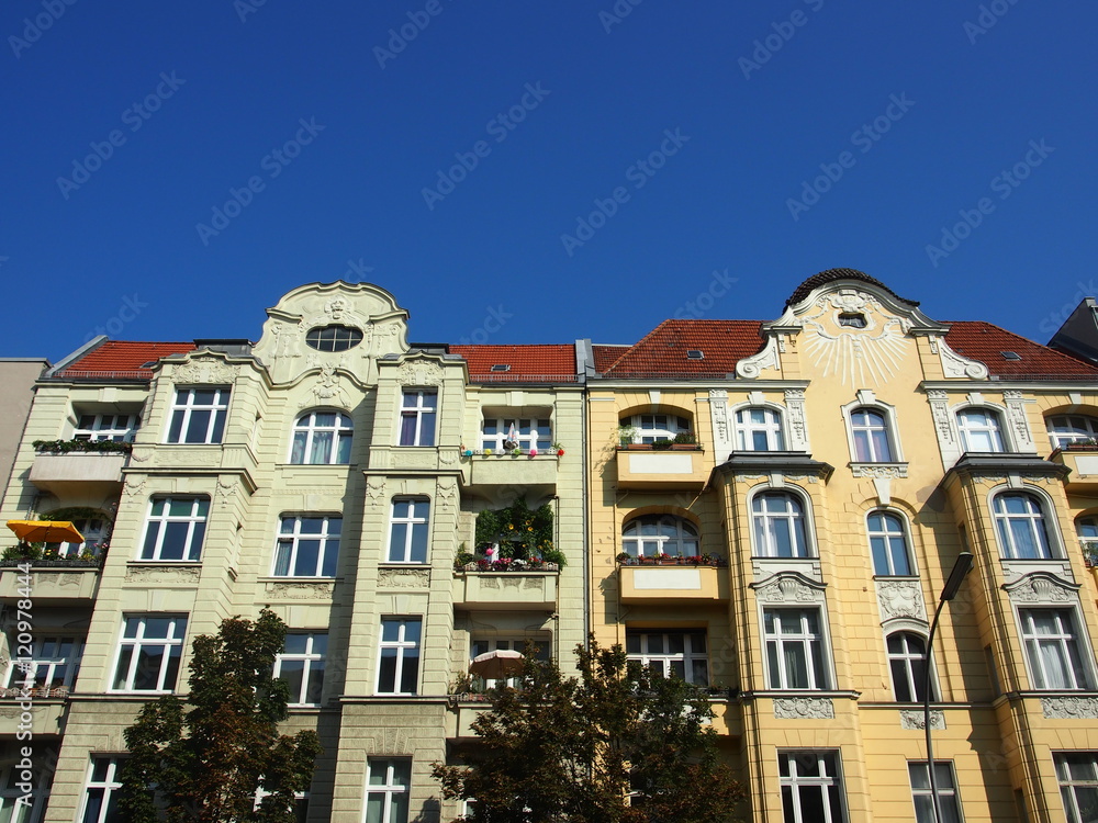 Altbaufassaden mit Balkonen, Berlin, Deutschland