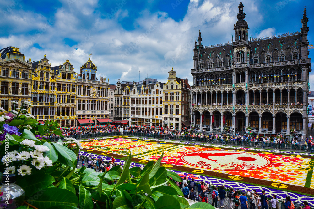 Tapis de fleurs sur la Grand-lpace de Bruxelles, célébrant l'amitié entre la Belgique et le Japon