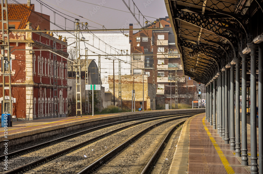 Andén y vías de la estación de Alcázar de San Juan, Ciudad Real, España