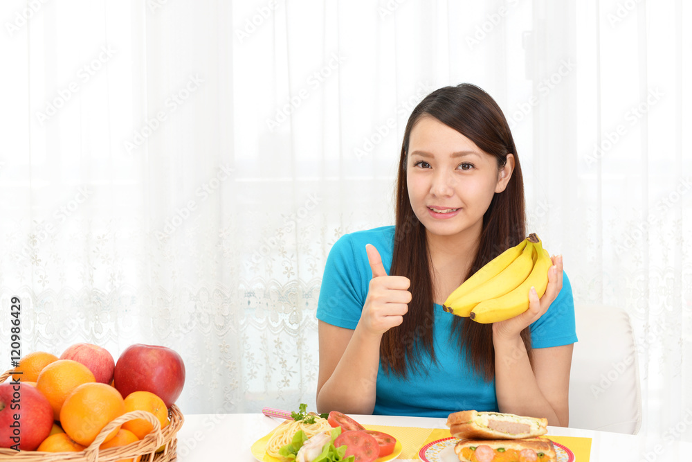 食事を楽しむ女性 食事を楽しむ女性