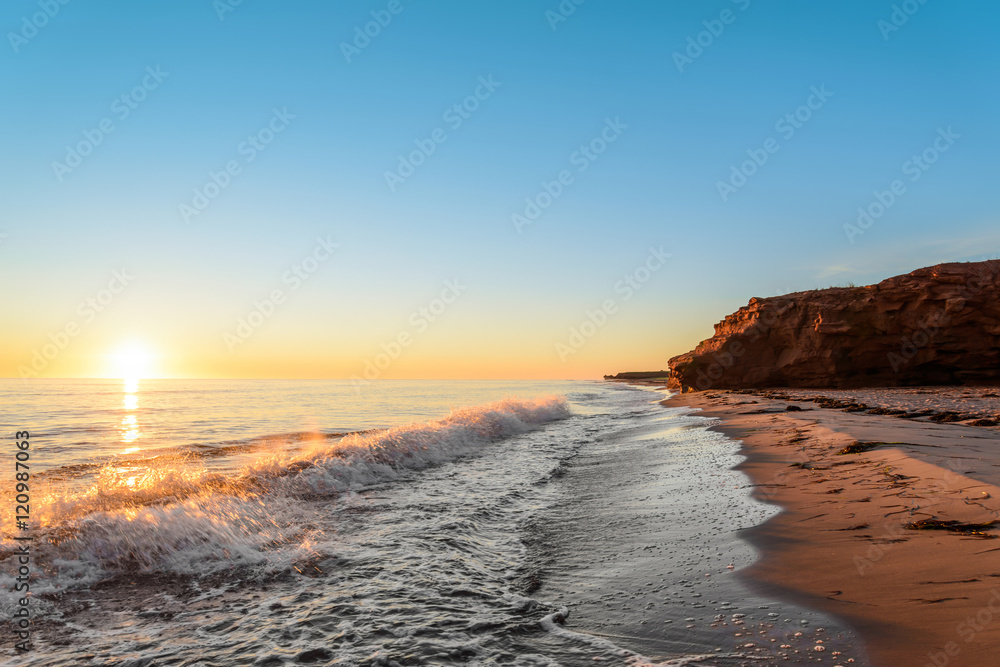 Fototapeta premium Ocean coast at the sunrise