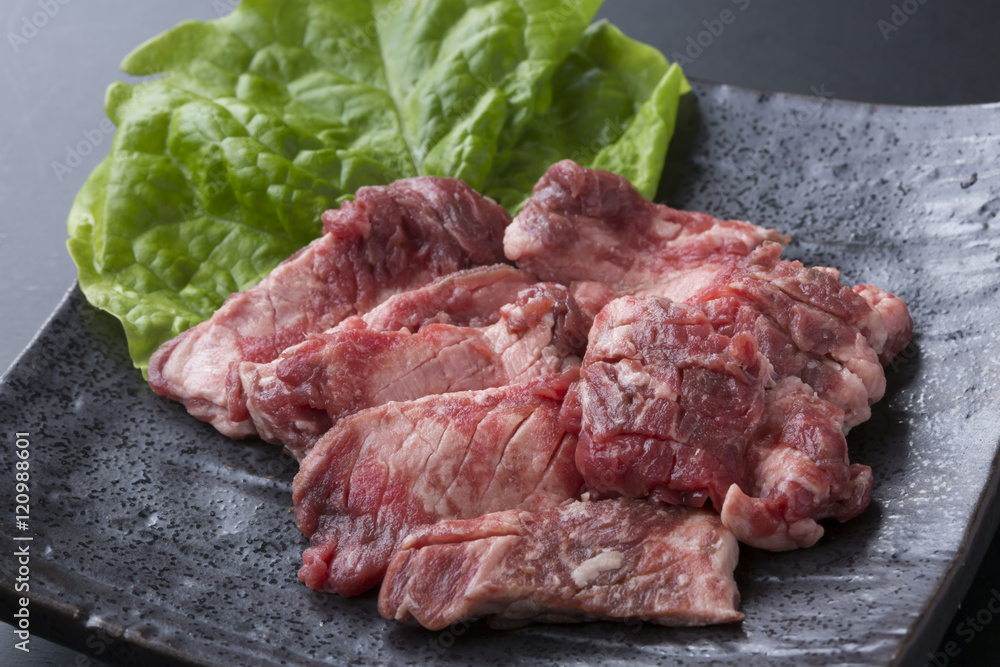Red meat Haramisuji of cattle with lettuce on black dish