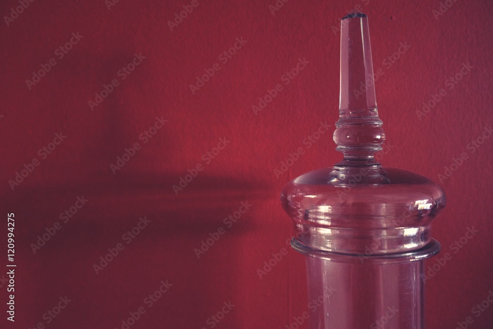 Naklejka premium Red wall with glass object
