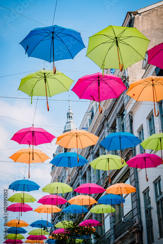 Parapluie suspendus au dessus de la rue 