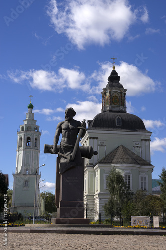 Храм рождества Христова Николо-Зарецкий в Туле. Памятник  Никите Демидову. photo