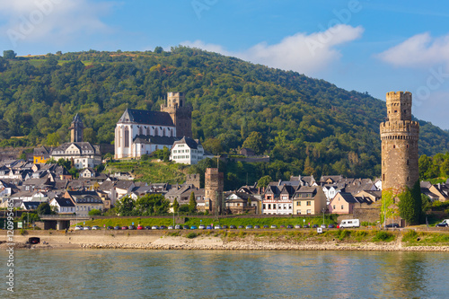 Oberwesel am Rhein, rechts der Ochsenturm. (August 2016) 