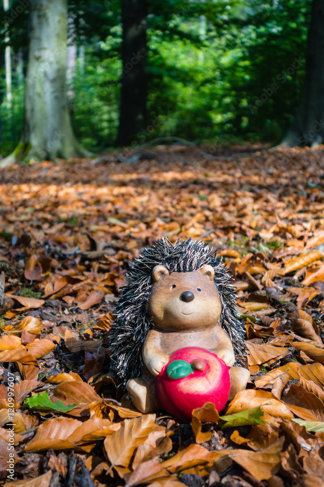 Fototapeta premium Igel mit Apfel