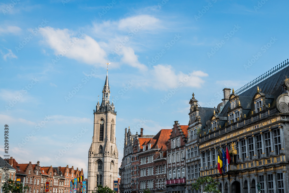 Fototapeta premium Le beffroi de Tournay et la Grand-place